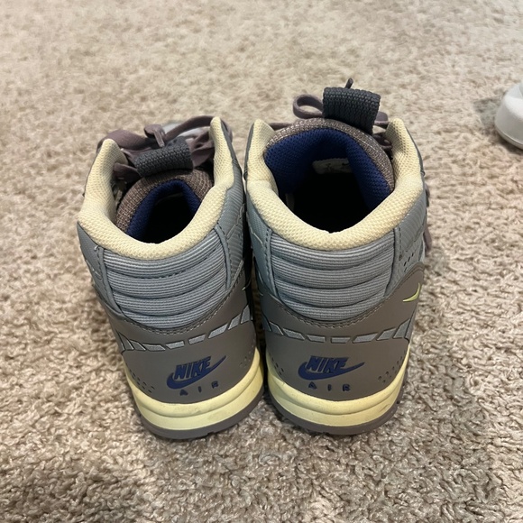 Nikes - Picture 2 of 3